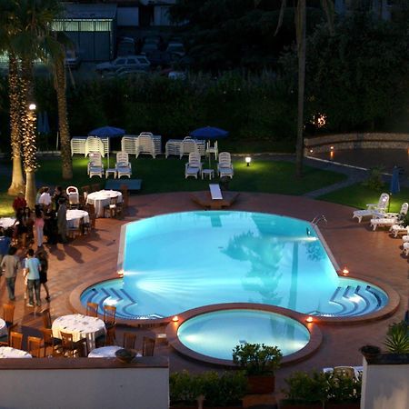 Hotel Barbarella Джуляно ин Кампания Екстериор снимка