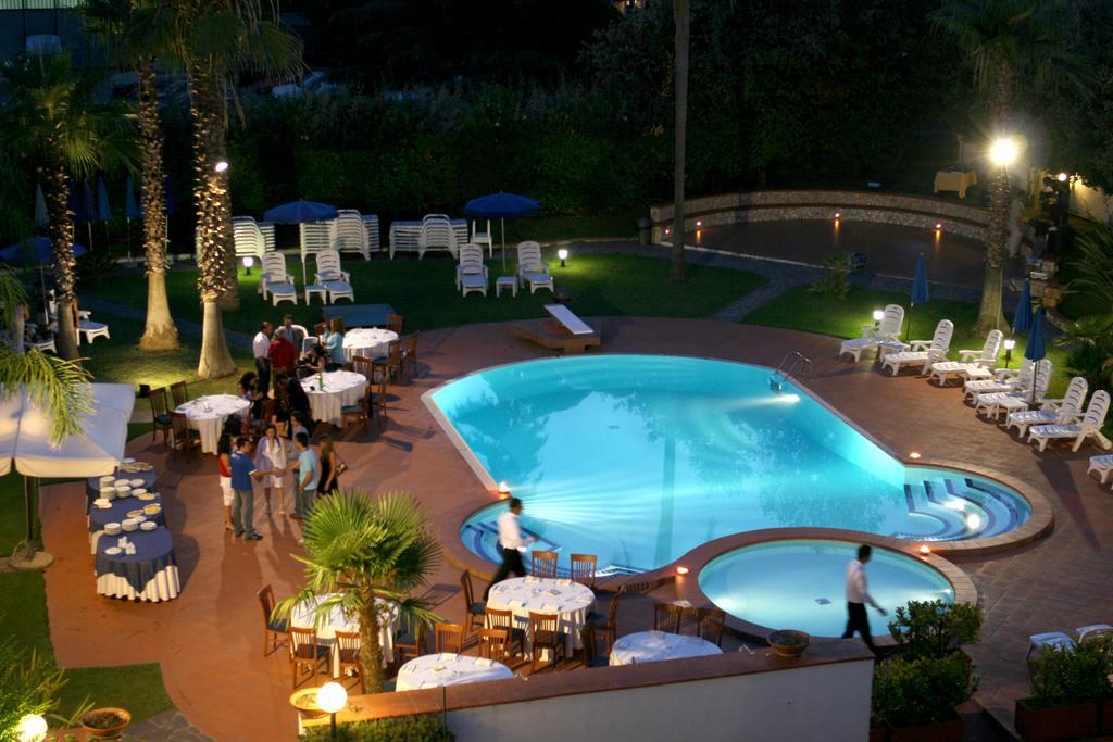 Hotel Barbarella Джуляно ин Кампания Екстериор снимка