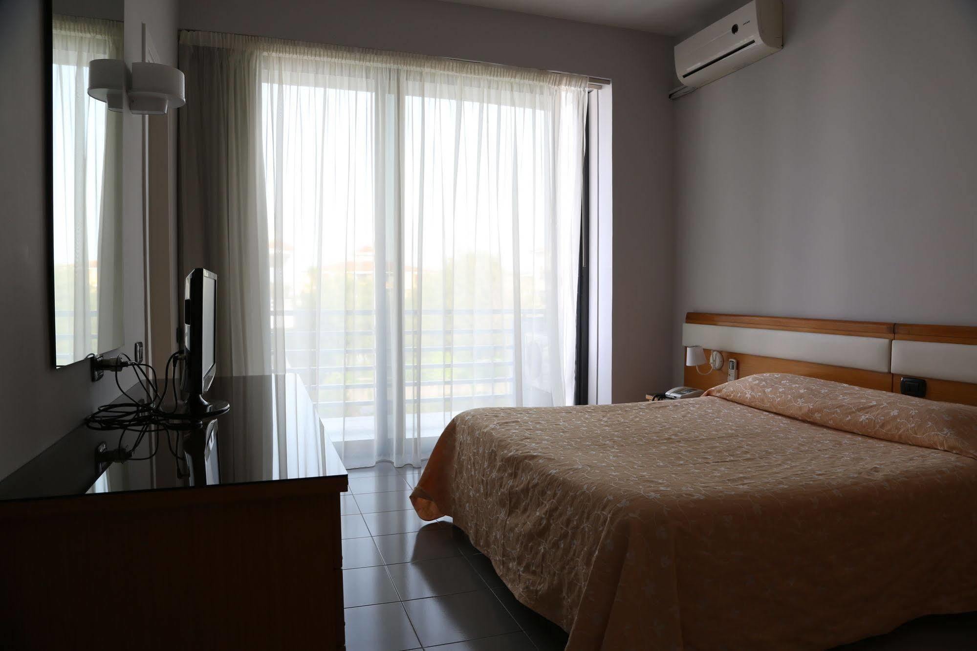 Hotel Barbarella Джуляно ин Кампания Екстериор снимка