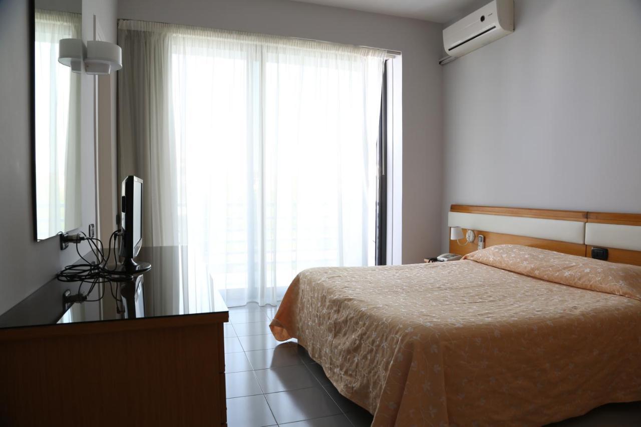 Hotel Barbarella Джуляно ин Кампания Екстериор снимка